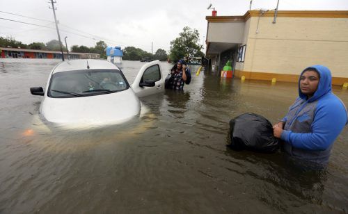 Keine Entwarnung für Houston. „Harvey“ schickt weiter Regen und zwingt immer mehr Bewohner, ihre Häuser zu verlassen. Foto: ap