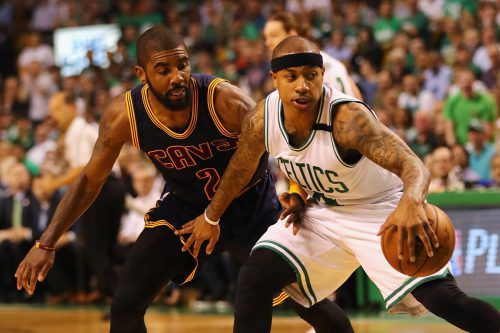 Kyrie Irving (l.) und Isaiah Thomas (r.) wechseln die Trikots. Foto: APa