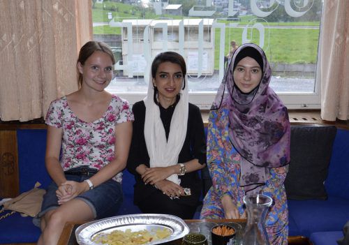 Margarethe Wüstner von der Caritas mit Mädchen aus Syrien und Tschetschenien.   Foto: mam