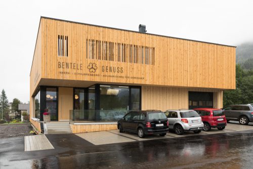 Markantes Gebäude: Die Firma Bentele Genuss konzentriert alle Bereiche im neuen Hauptquartier in Alberschwende. Fotos: Stiplovsek