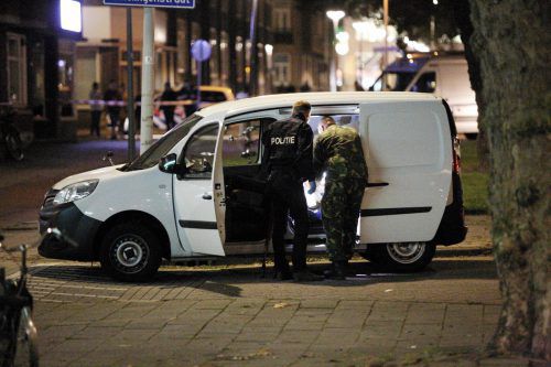 Polizisten untersuchen den Lieferwagen, in dem Gasflaschen geladen waren. Der festgenommene Lenker gilt mittlerweile als harmlos. afp