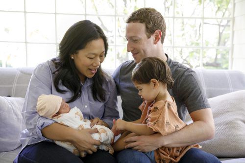 Priscilla Chan und Mark Zuckerberg mit Baby August und Max.