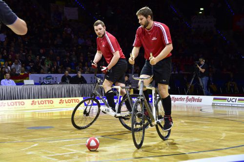 Markus Bröll und Patrick Schnetzer sind im Radball-Weltcup im Einsatz. Verein
