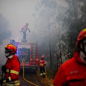 Waldbrände schließen Dorfbewohner ein