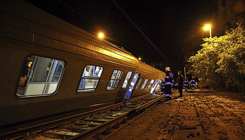 Sieben Passagierwaggons sind bei dem Zusammenstoß entgleist.  AP