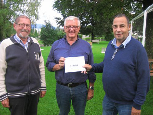 Übergabe der Spende (v. l. n. r.): Alt-Bürgermeister Werner Schneider, Franz Abbrederis und Obmann Manfred Greif.