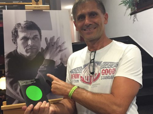 VN-Sportchef Christian Adam mit dem Bild von Meistermacher Koller.