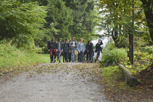 80 Maturanten gingen mit Bischof Benno Elbs und Ordensleuten auf Wallfahrt nach Rankweil. Kirche