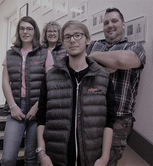 Alge Electronic Die Lehrlingsausbildner Anja Jung und Dominik Sprung kümmern sich um die neuen Lehrlinge Fabienne Kaufmann (Lehrberuf Bürokauffrau) und Kai Lange (Lehrberuf Elektroniker), die im Lustenauer Betrieb ihre Ausbildung absolvieren.