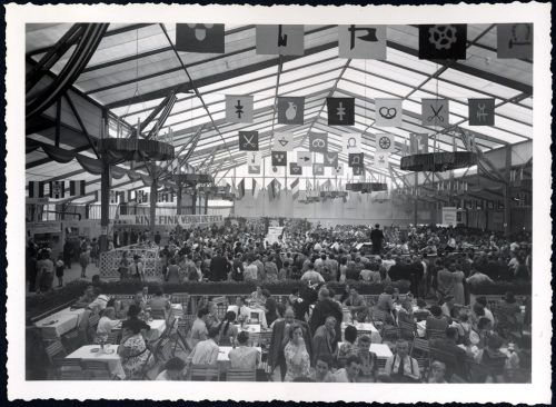 Als die Messe bi Anfang der 1950er Jahre noch im Stadtzentrum stattfand, war das Wirtschaftszelt der große Treffpunkt.
