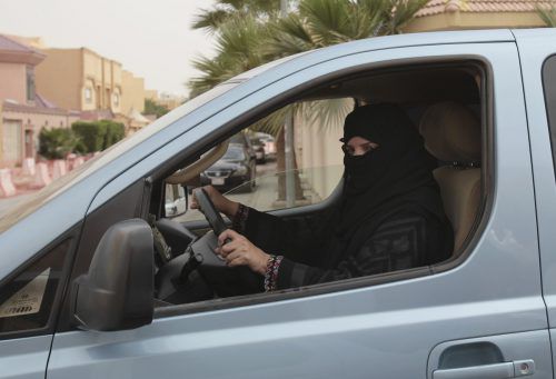 Als letztes Land der Welt will Saudi-Arabien sein Fahrverbot für Frauen aufheben. AP