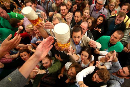 Am ersten Wochenende kamen rund 100.000 Besucher mehr als im Vorjahr. Rts