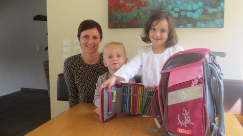Am Montag ist für Claudia Brunner und ihre Familie ein großer Tag. Erstklässlerin Hanna hat ihre Schulsachen schon gepackt. Ihr Bruder Simon ist bereit für den Kindergarten. mef