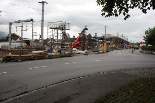 Am Rankweiler Bahnhof wird am Rohbau für das Stationsgebäude gearbeitet. Die Unterführung wird im November fertig.  doh