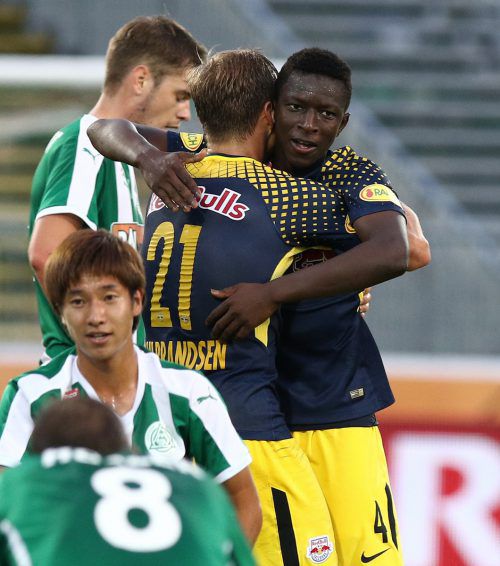 Amadou Haidara (r.) sorgte mit einem Last-Minute-Goal für Salzburger Sieg. gepa