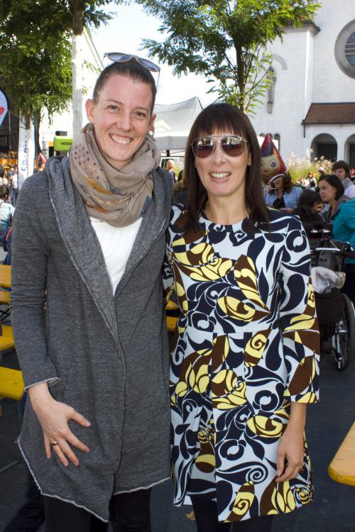 Anfeuerungsrufe gab es von Isabella Alge (links) und Sandra Fenkart.