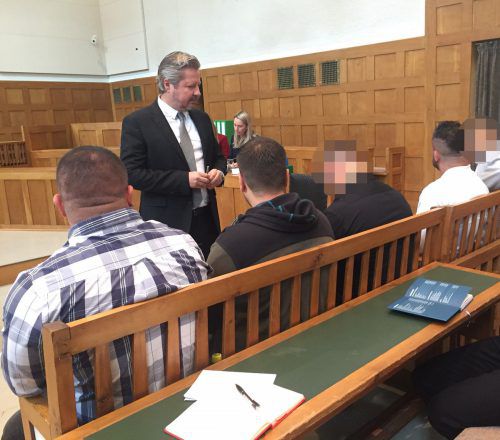 Anwalt Nicolas Stieger vor den fünf Angeklagten im Feldkircher Schwurgerichtssaal.  VN/gs