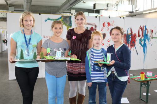 Architekturstudentin Desiree Kobald mit den jungen Raumplanern aus der Kinderstadt KleinFeldkirch. stadt