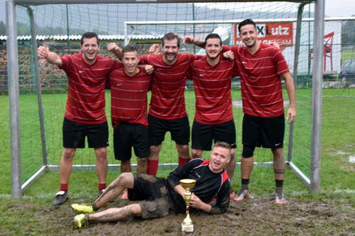 Auch wenn der Spaß und vor allem der gute Zweck im Vordergrund standen, freuten sich die Sportfreunde U13 über den ersten Platz.  loa