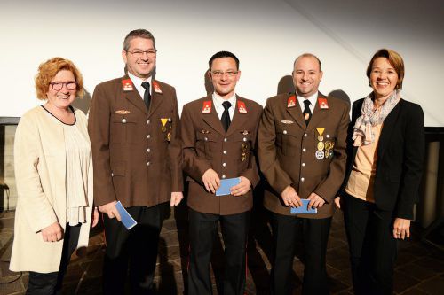 Bgm. Andrea Kaufmann (r.) und SR Marie-Louise Hinterauer (l.) mit den Feuerwehrmännern.