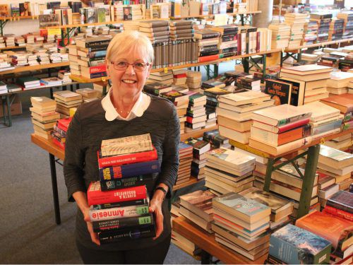 Birgit Kramer ist der gute Geist hinter dem großen Bücherflohmarkt in Bürs. VN/js