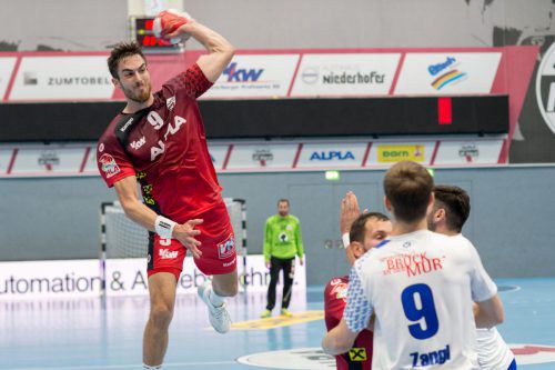 Boris Zivkovic und der Alpla HC Hard sind nach dem 34:22-Kantersieg über Schlusslicht Bruck neuer Leader in der Spusu Handball-Liga Austria.  VN/STiplovsek