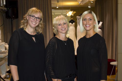 Brautmodenspezialistin Sigrid Pfeifer (l.) mit Beate Brugger und Bianca Deticek.
