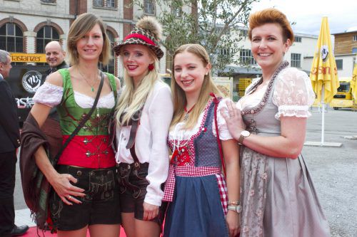 Damen in Festlaune: Vera Stadelmann (l.) sowie Magdalena Brändle mit Jennifer Bitschnau und Verena Hornik. Franc