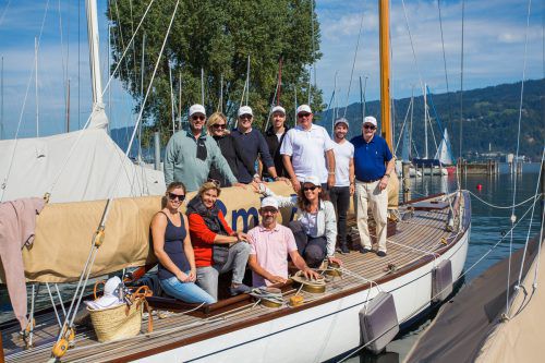 Das 470er-Duo David Bargehr und Lukas Mähr mit Sponsoren und Gönnern vor der traditionellen Ausfahrt am Bodensee. steurer