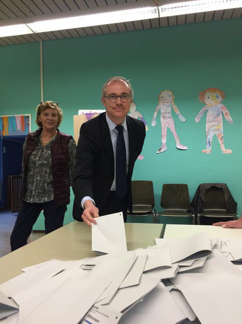 David Graf im Wahllokal in Bad Schachen. Dort wurde akribisch gearbeitet.  HK