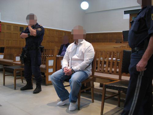 Der 31-jährige Angeklagte im Schwurgerichtssaal behauptet, das Messer lediglich aufgenommen und weggeworfen zu haben.  Eckert