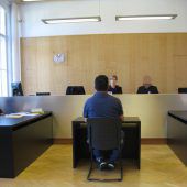 Schmuck und Jagdmesser als Beute