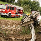 Bagger stürzt ab, Fahrer stirbt