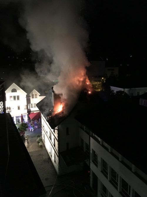 Der Brand hielt die Feuerwehr bis in die frühen Morgenstunden in Atem.