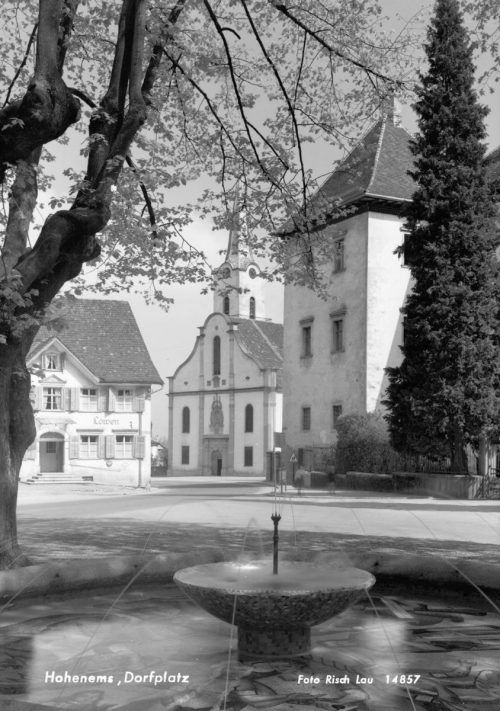 Der Brunnen auf dem Schlossplatz erinnert an die Auffindung der Nibelungen-Handschriften A und C im Palast. Helmut Klapper, sammlung Risch-Lau, Vorarlberger Landesbibliothek