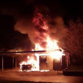 Carport in hellen Flammen
