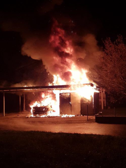 Der Carport und der abgestellte Pkw brannten völlig aus.