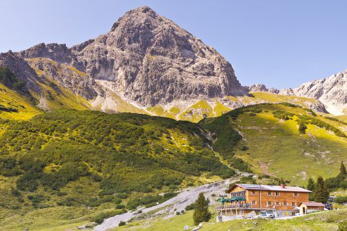 Die Heinrich-Hueter-Hütte am Fuße der Zimba ist ein beliebtes Ausflugsziel für viele Wanderer. Stoiser