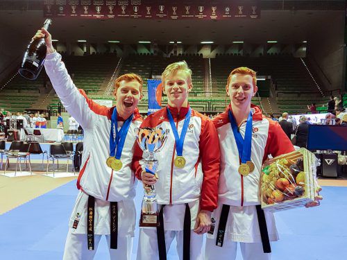 Der Lauteracher Vincent Forster (Bildmitte) mit seinen beiden Teamkollegen, den Zwillingsbrüdern Lukas und Christoph Buchinger aus Oberösterreich. Verein