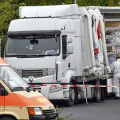 51 Flüchtlinge auf Ladefläche von Lastwagen gepfercht