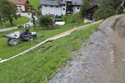 Der Muldenkipper kam etwa zehn Meter unter der Straße zum Stillstand. Mathis