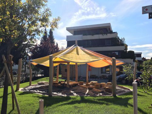 Der neue Außenspielbereich vor dem früheren Raiba-Gebäude in Lustenau-Büngen. Die Einrichtung hat Platz für 60 Kinder. VN/BRunner