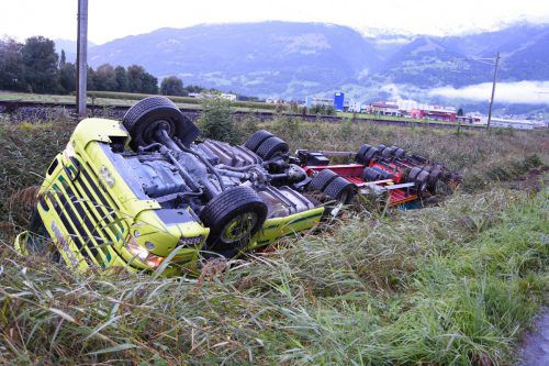 Der Sattelschlepper kam auf dem Dach liegend zum Stillstand. kapo