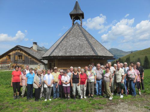 Der Seniorenbund Lustenau machte einen Tagesausflug auf die Alpe Steris und besichtigte dort auch die Kapelle.  Seniorenbund