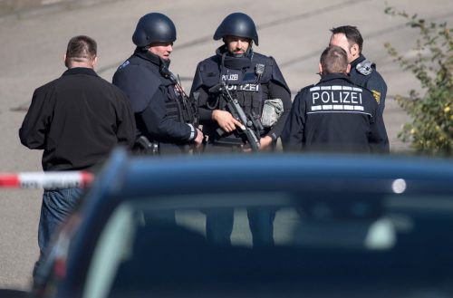 Der Täter ist flüchtig. Die Polizei ist mit einem Großaufgebot im Einsatz. dpa