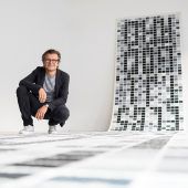 Raumgreifende Installation als Botschaft an die Besucher