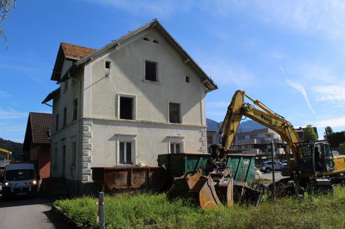 Die Abbrucharbeiten im Ortskern von Frastanz sind angelaufen. he
