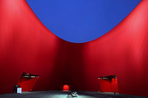 Die Außenbeleuchtung der großen Ellipse im Ladehof der Messe wird von Zumtobel Licht inszeniert. Zumtobel