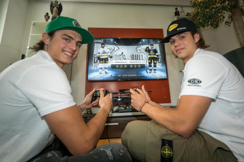 Die Brüder Lucas (l./EHC Bregenzerwald) und Dominic Haberl (Dornbirner EC) spielen schon seit Jahren die NHL-Games. VN-Stiplovsek
