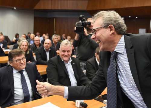 Am Verhandlungsbeginn war die Stimmung zwischen Rainer Wimmer, Karl Dürtscher und Arbeitgeber-Chefverhandler Johannes Collini (r.) noch entspannt. apa